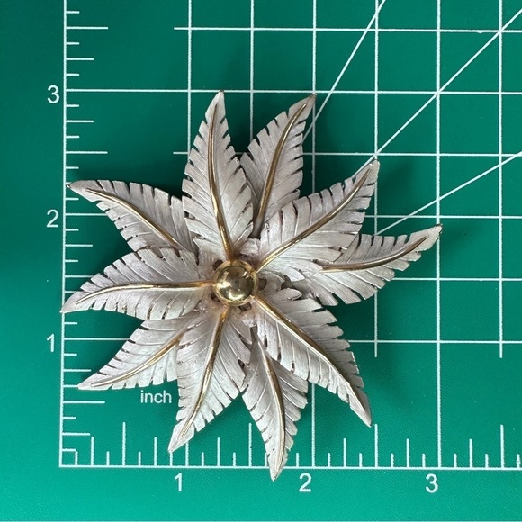 🔵 𝅺VINTAGE Lisa Signed Gold Toned Leaf Abstract Brooch - Picture 8 of 9